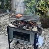 Un filete de trucha cocinando durante una parrillada a cúal asistimos