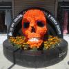 A vibrant skull made of cempasúchil flowers stood proudly in the street, with its golden petals symbolizing the beauty of life and the path that guides spirits home during Día de los Muertos