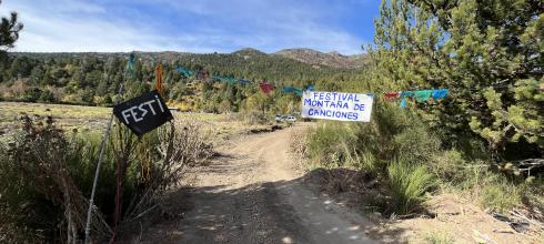 Signs at the entrance of day 2 of the Montaña de Canciones festival