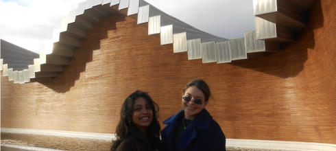 Mi amiga y yo en frente de una bodega famosa en Laguardia/My friend and I in front of a famous winery in Laguardia