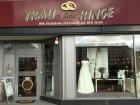 Other stores brighten the day with puns - this store plays with the German title for Lord of the Rings and changes “lord” to “engagement” 