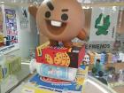 Another photo opportunity with Suga's creation, Shooky! 