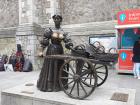 Molly Malone statue selling cockles & mussels