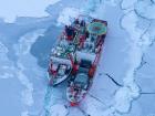 RV Polarstern and RV Akademic Fedorov meet in the Arctic to exchange fuel, gear, and personnel (Photo: Jan Rohde)