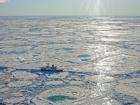 Polarstern at the ice floe during Spring (Photo: Markus Rex)