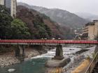 Crossing the bridge at Hakone-Yumoto Station