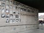 Una instalación en el Museo de la Memoria y Derechos Humanos en Santiago que dice “El museo es una escuela: el artista aprende a comunicarse, el público aprende a hacer conexiones”