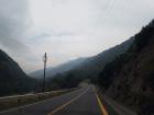 Un camino ventoso que sale de Santiago hacia las montañas
