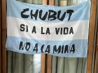 A protest flag reads: "Chubut. Yes to life. No to mining."