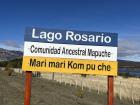 A sign welcoming people to the Mapuche community of Lago Rosario with a traditional Mapuche greeting