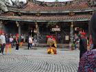 Watching the traditional performance at Bao An Gong 保安宮
