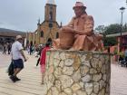 A statue of an artisan in the main square of Ràquira