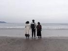 A picture of Yuyu and her friends at a beach in Kamakura! 