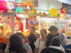 The market was packed with people eager to enjoy a plate of "hornado"