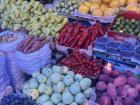 A large piață, or outdoor market, for fruits and vegetables 