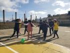 En otras aldeas como Chuinimachicaj, algunos jovenes juegan actividades con los de sexto grado para animarlos a seguir estudiando