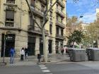A block corner that is rounded rather than sharp thanks to the city planning