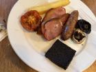 The Irish breakfast I ate in Kenmare had the traditional bacon, sausage, hash brown and black pudding that I am used to... along with grilled mushrooms and tomatoes! 