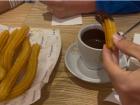 Chocolate con churros: un postre delicioso.