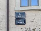 A street sign written in French (on top) and Breton (on bottom)