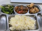 Here is a normal school lunch I eat every day I'm at work.  Here is cooked bok choy, chicken, tofu and mushrooms, and rice!