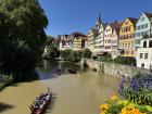 Ein schöner sonniger Tag in Tübingen. Siehst du Stocherkähnen auf dem Neckar? Sie sind sehr beliebt in Tübingen.