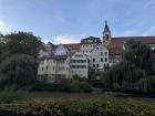 Der Hölderlinturm ist am links. Hölderlin wohnte in diesem Haus, bis er 1843 gestorben ist. Heute gibt es ein Museum über diesen bekannten Dichter.