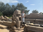 Me in front of a statue from the 7th century (600s AD) in Mahabalipuram, India