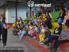Hablando con algunos estudiantes y sus familias 