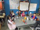 Haciendo un manualidad con los niños de San Pablo <3