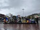 El cartel y los voluntarios en Guaranda (la mayoría de las ciudades tienen un cartel como este en su parque central o plaza)