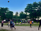Playing volleyball at the pley