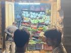 una tienda en el mercado en Hyderabad, India