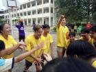 Celebrando nuestro equipo amarillo en campeonato de deportes en Vietnam