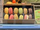 une boîte pleine de macarons
