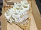 une crêpe au sucre avec de la crème fouettée