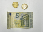 This is what 5 Euro looks like, its the smallest banknote. You can also see a 1 Euro coin and .50 Eurocents! 