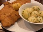 Traditionelles bayerisches Schnitzel aus einem Wirtshaus