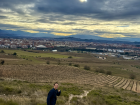 Mi amiga y yo subiendo la montaña con Logroño en la distancia/My friend and I climbing the mountains with Logroño in the distance