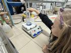 Lola y yo trabajando en un proyecto de ciencias/Lola and I working on a science project