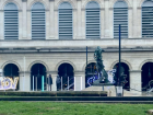 Here is a daytime view of the skateboard display at Hôtel de Ville