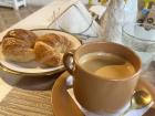 Medialunas y café - un desayuno típico  