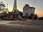 En la avenida central las plazas representan cada país de los inmigrantes. Esta es de Francia 