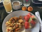 Un desayuno delicioso con café y frutas