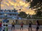 Jugando volleyball con algunos niños