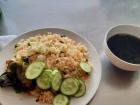 Fried rice with chicken and soup, like what Hân eats for lunch