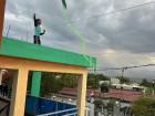 My neighbor playing with a kite on the roof/Mi vecino jugando con una chichigua encima del techo