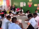 The students reading/Los estudiantes leyendo 