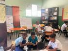 The children playing in the library/Los niños jugando en la biblioteca