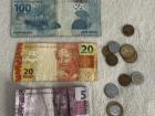 100, 20, and 5 Reais bills, along with some coins
